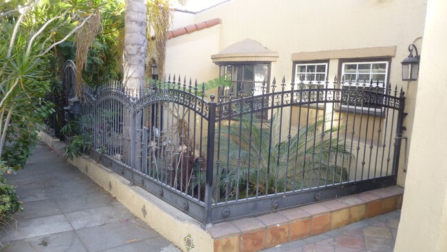 Building Photo - 2047 Ivar Ave