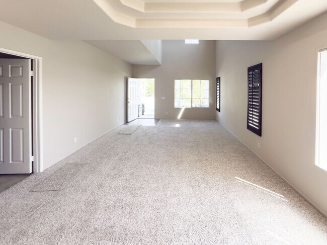 Building Photo - RARE 6 BEDROOM HOME FOR RENT IN OPTIMUM LO...
