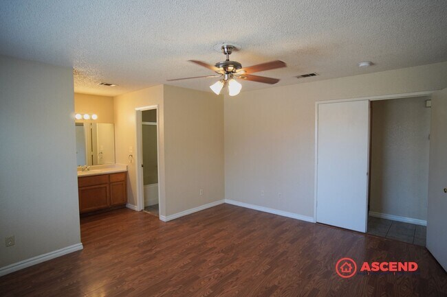 Building Photo - Three Bedroom Home in South Bakersfield!