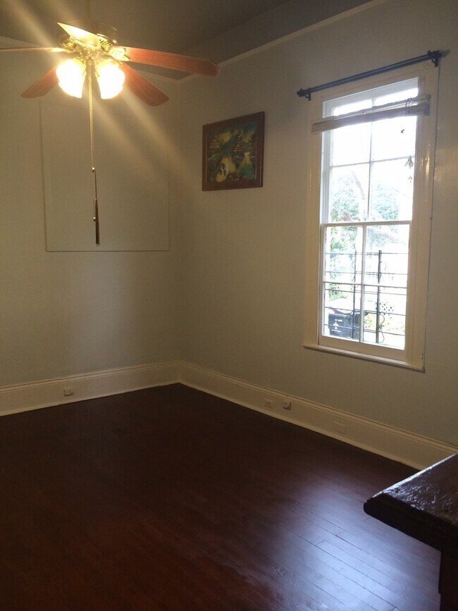 Building Photo - Spacious three bedroom