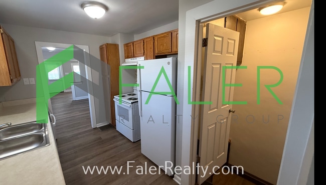 Building Photo - Belmont Bungalow!