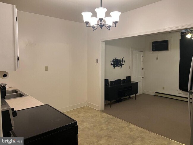 Building Photo - 110 S Charles St