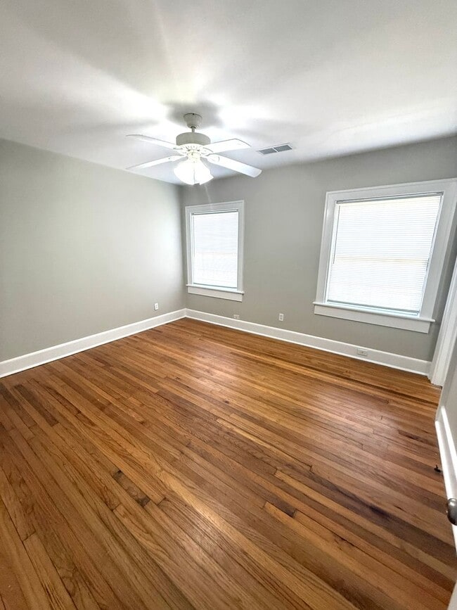 Building Photo - ** 3 Bed 2 Bath Located beside Huntingdon ** Call 334-366-9198 to schedule a self tour