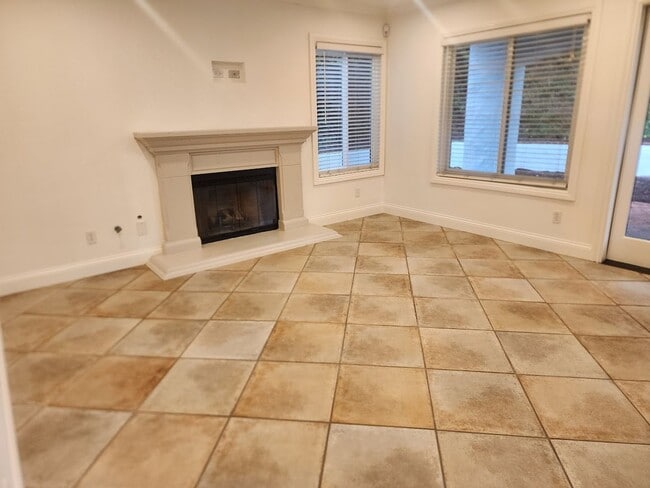 Building Photo - Gorgeous 5 Bedroom in Carmel Mtn Ranch in Gated Community