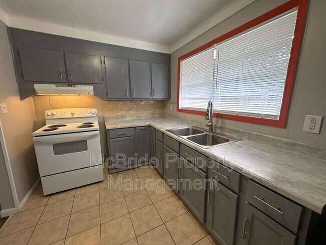 Building Photo - 1437 Ridgewood Dr