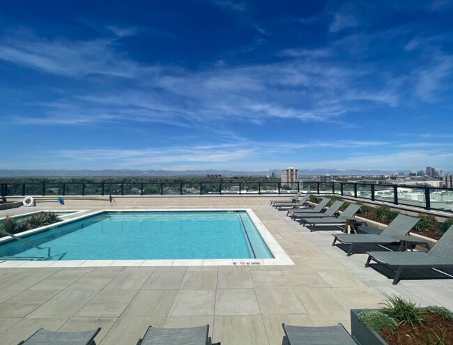 Building Photo - 1045 Lincoln St