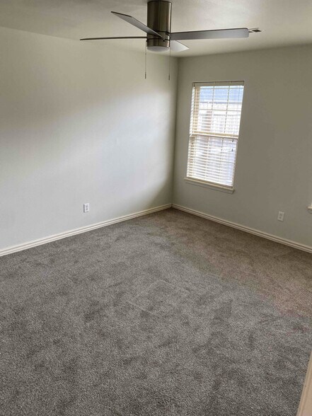 Building Photo - 918 Oakwood Ln