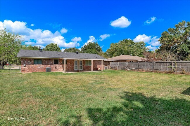 Building Photo - 2121 Venus Dr