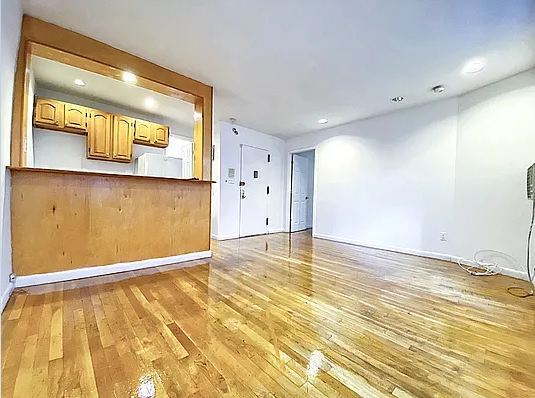 Building Photo - 139 E 12th St