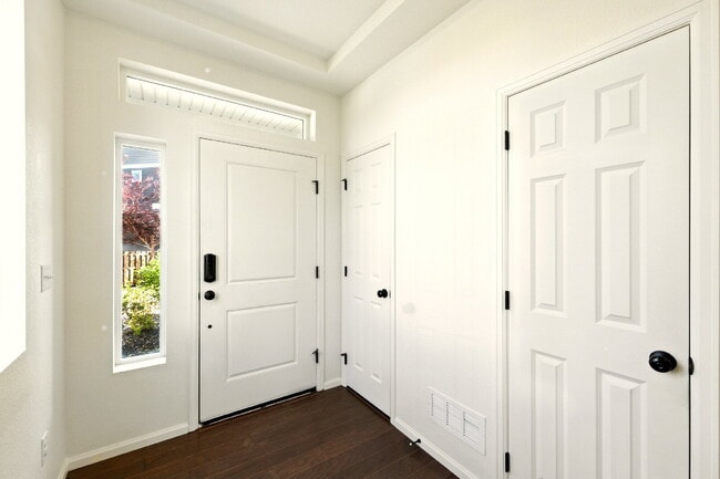 Building Photo - 3 Bedroom 2.5 Bathroom "Like-new" Single Family Home Immediately!