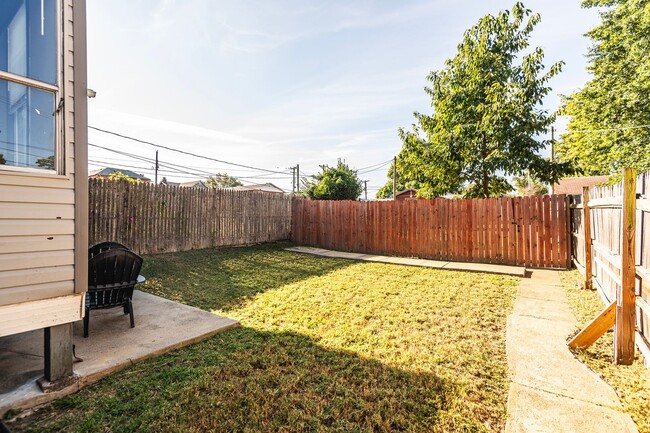 Building Photo - Beautiful Renovated 2 Bed 1 Bath Home
