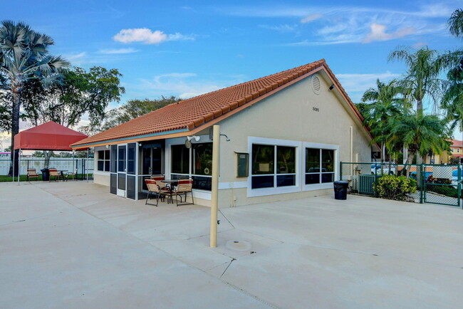 Building Photo - 15415 Summer Lake Dr