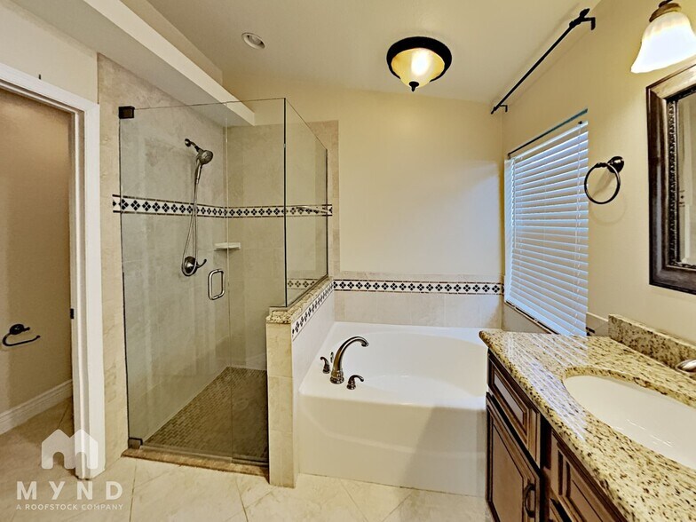 Building Photo - 1500 Baythorn Dr