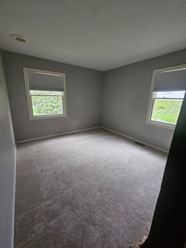 Building Photo - 3 Bedroom House Available July 15, 2026
