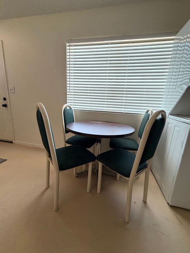 Building Photo - Cozy 1 Bedroom 1 Bathroom with Great Views