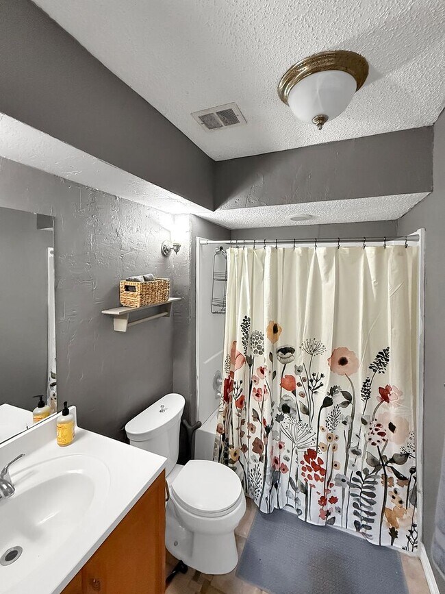 Building Photo - Your Contemporary Retreat in Garland, TX