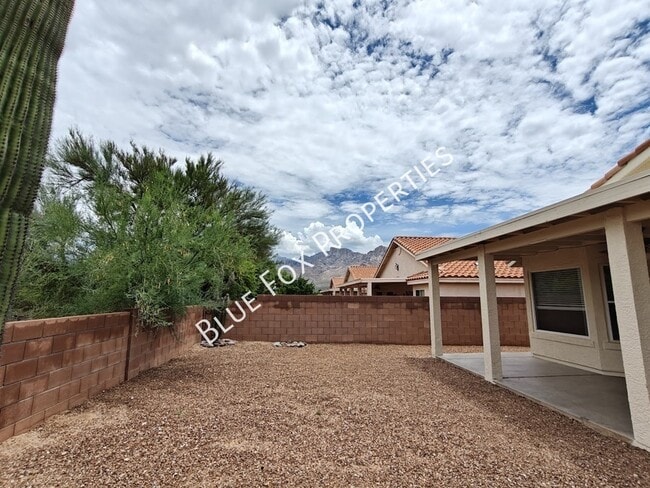 Building Photo - 710 W Calle Alta Loma