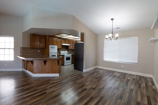 Building Photo - Stunning 3-bedroom, 2-bathroom home with a...