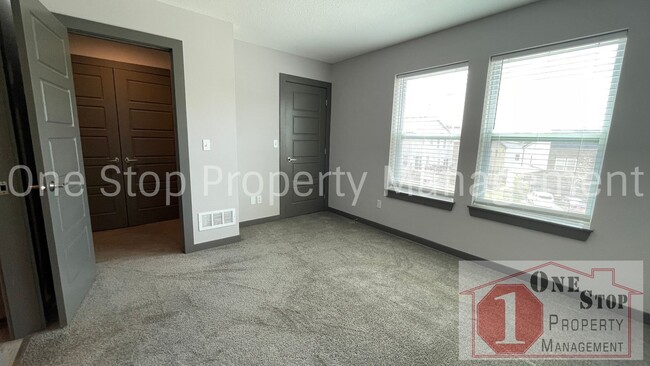 Building Photo - 3 Bedroom, 2.5 Bath Modern Townhome in Nor...