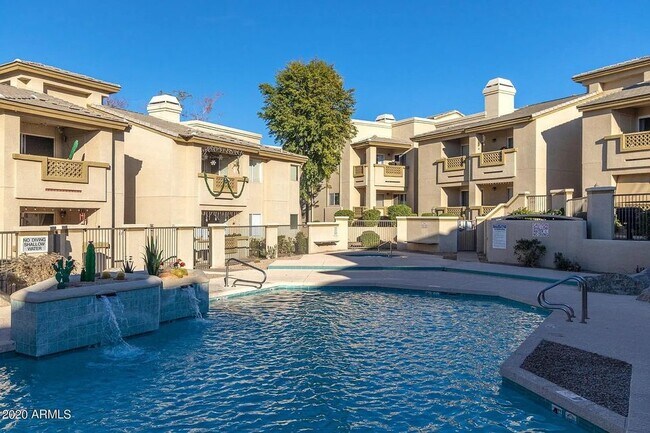 Beautiful Pool & Common Area - 1880 E Morten Ave