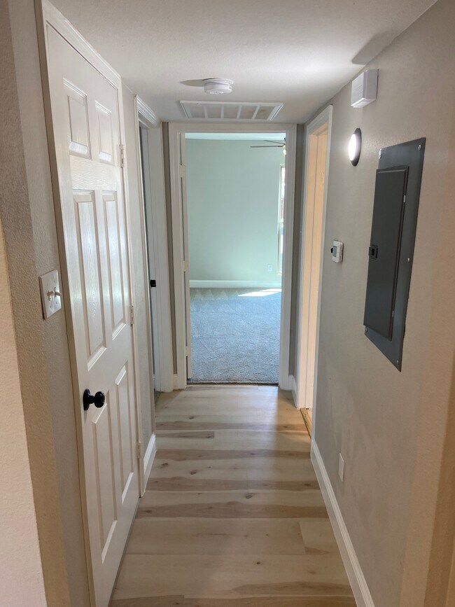 Building Photo - 5826 Sandhurst Ln