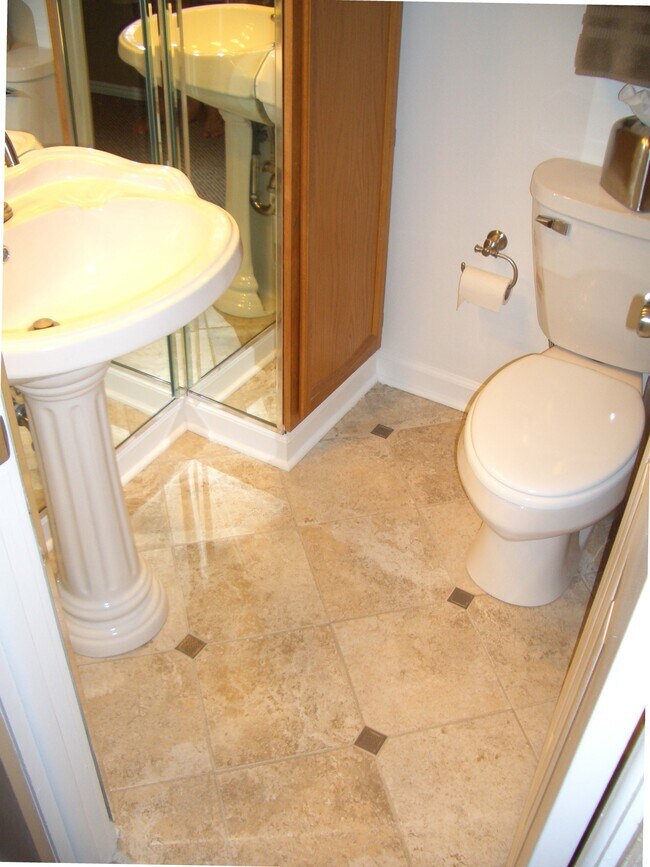 Building Photo - 8811 Schneider Ave