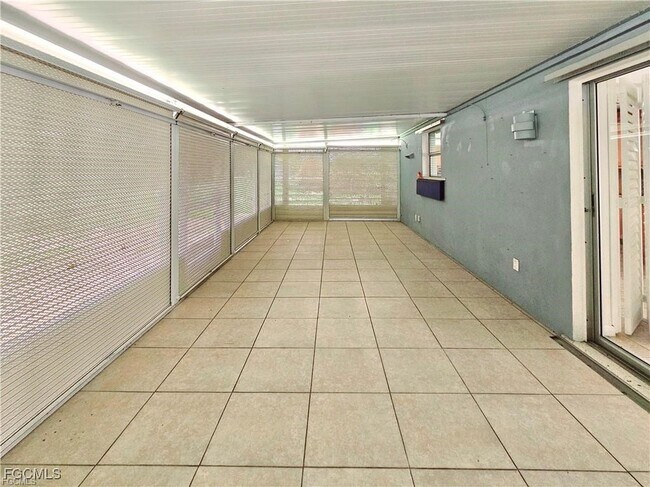 Building Photo - 211 S Lake Dr