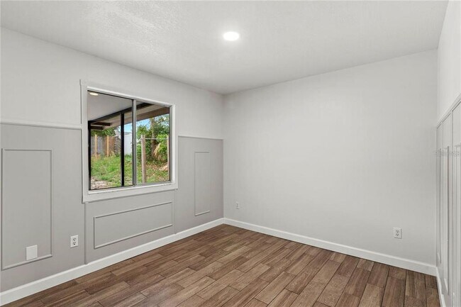 Building Photo - 1811 Oakgrove Ave