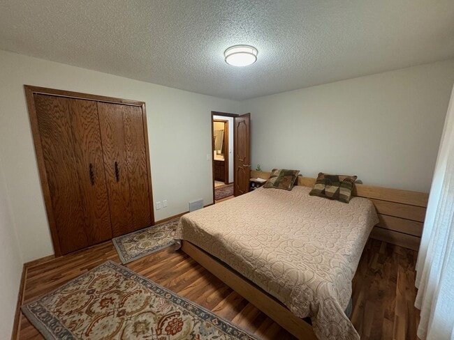 Building Photo - Gorgeous SFH with SS appliances, fenced ba...