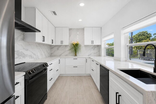 Building Photo - 16709 SW 5th Ct