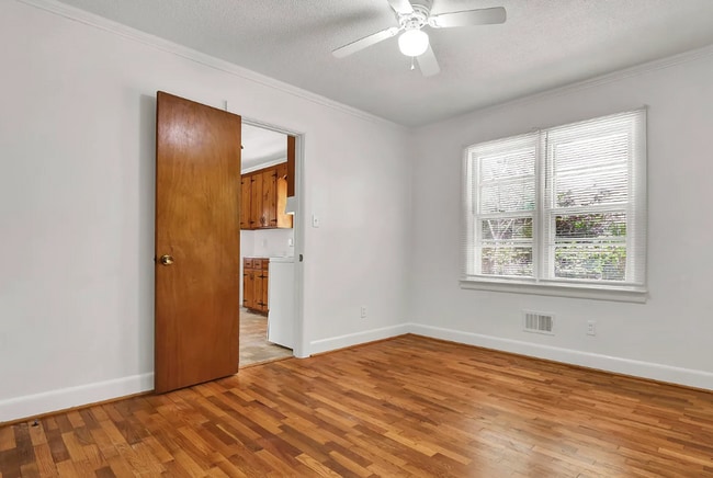 Building Photo - HINTON AVENUE - 3 Bedroom - Perfect for UN...