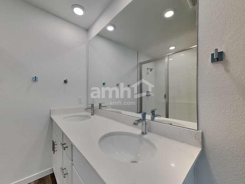 Building Photo - 26146 E Calhoun Pl