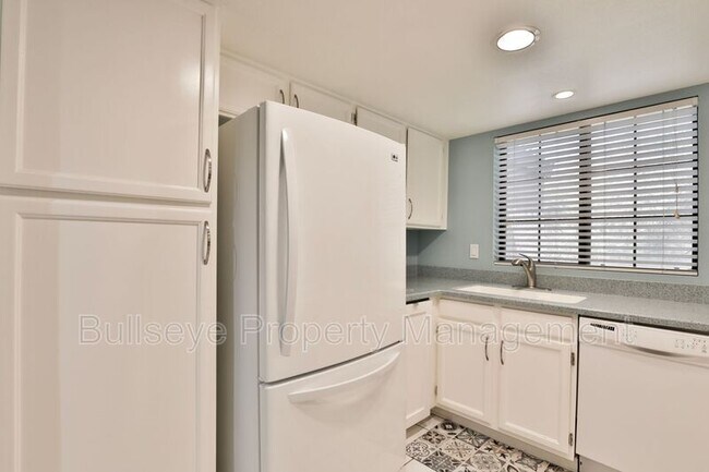 Building Photo - 925 N College Ave
