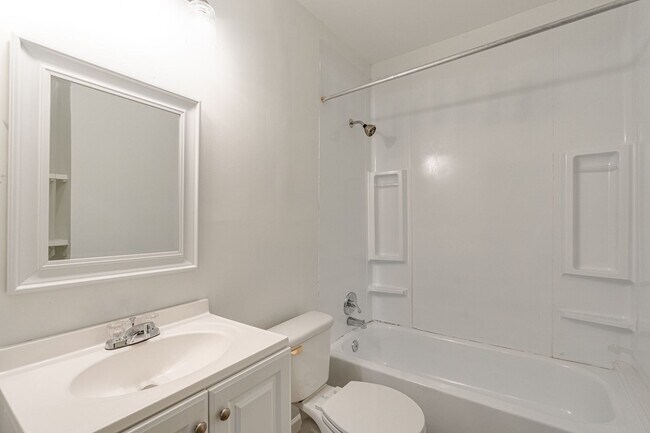 Building Photo - Two Bedroom Craftsmen for Rent!