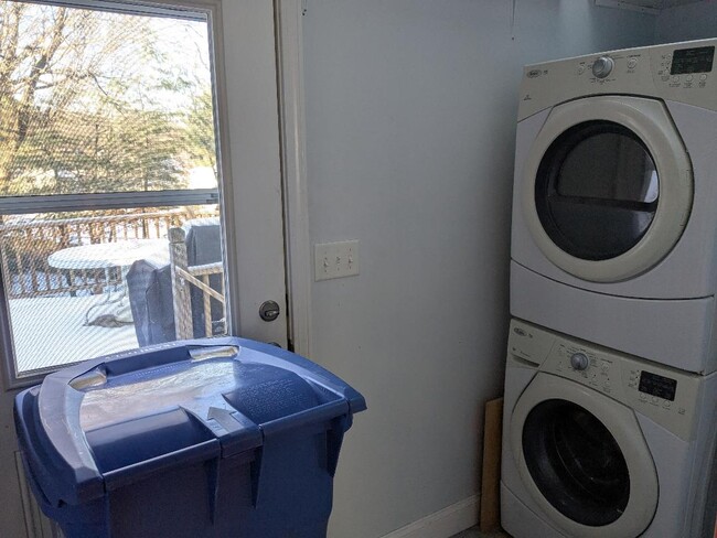 Rear entry/Laundry room - 29 Byron St