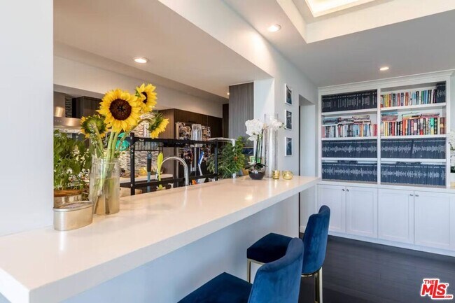 Building Photo - 818 N Doheny Dr
