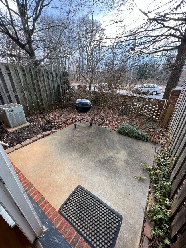 Building Photo - 2 Bedroom Townhome