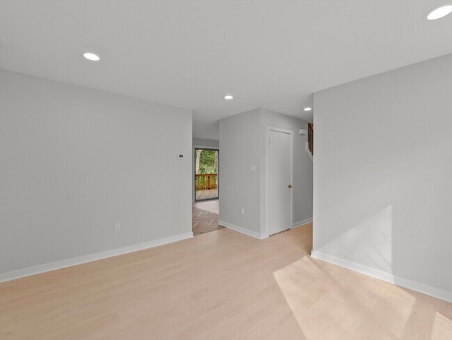 Building Photo - "Spacious 5-Bed Haven on Cedarest Rd – Where Comfort Meets Convenience in Fairfax!"