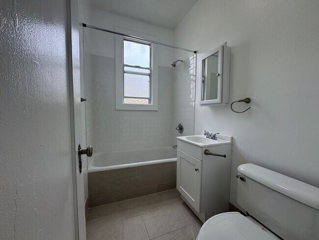 Building Photo - 565 Geary St