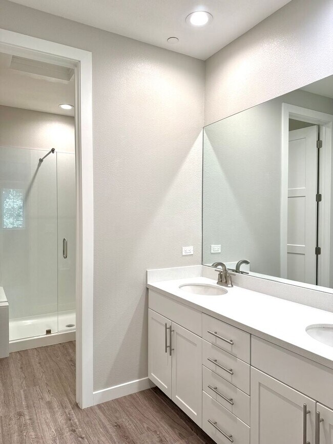 Building Photo - $4,190 / 4 BR - MODERN FREMONT TOWNHOME WITH JUNIOR SUITE, PRIVATE BALCONY & PRIME LOCATION!