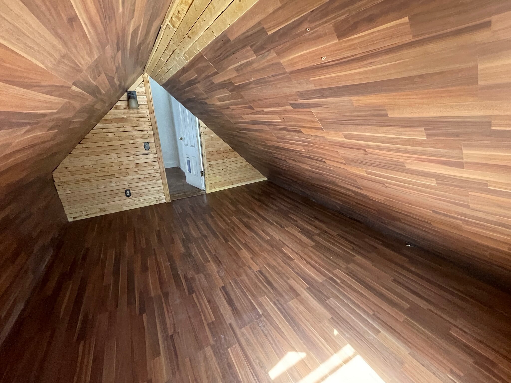 Upstairs Den - 303 Benton St