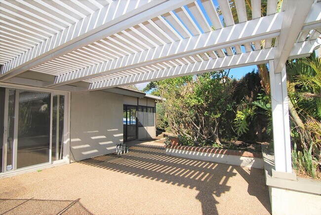 Building Photo - Beautiful 3-Bedroom Home with Pool, Spa & 3-Car Garage in Orange