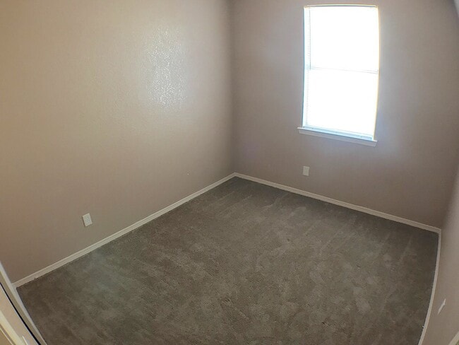 Building Photo - East El Paso 3bed/2bath Refrig A/C