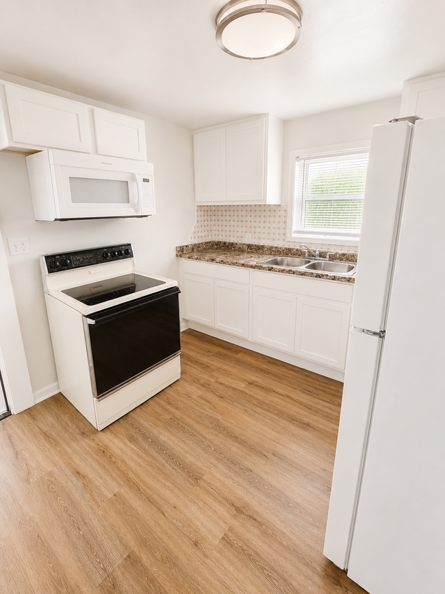 Building Photo - Updated West Toledo Upper unit! 2 Bedroom – Water Included!