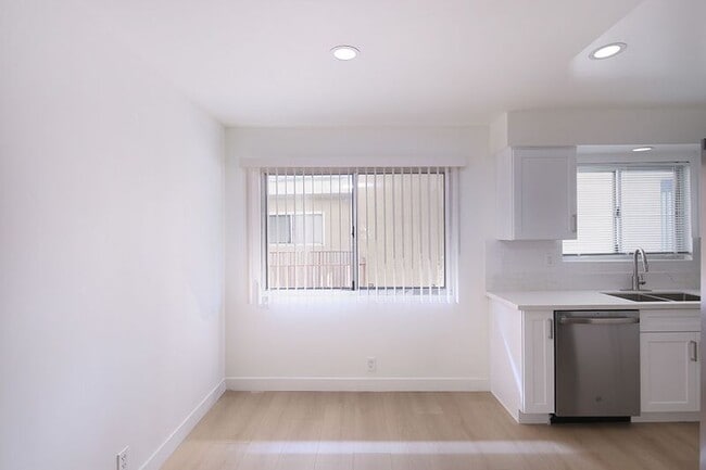 Building Photo - 3155 Montrose Ave