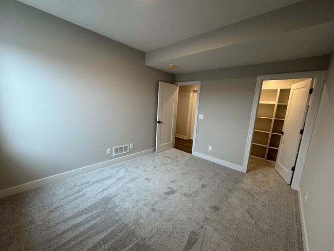 Building Photo - 1401 SW Winthrop Dr