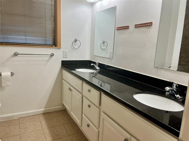 Building Photo - 2005 2nd St N