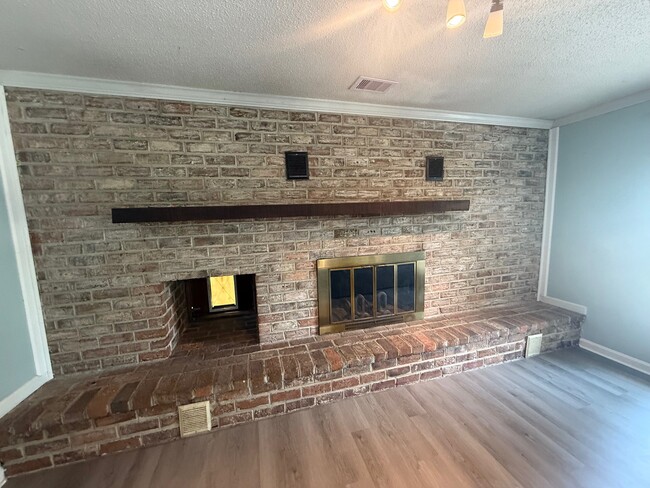 Building Photo - 100 Pineview St