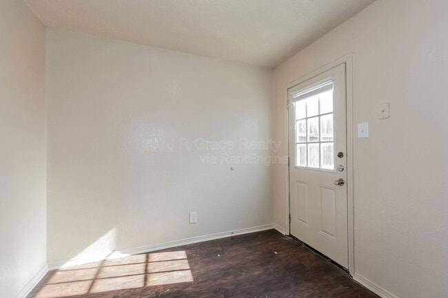 Building Photo - 5853 Shadydell Dr