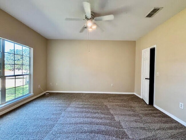Building Photo - Awesome 3/2 Condo w/ a garage Gate Parkway...